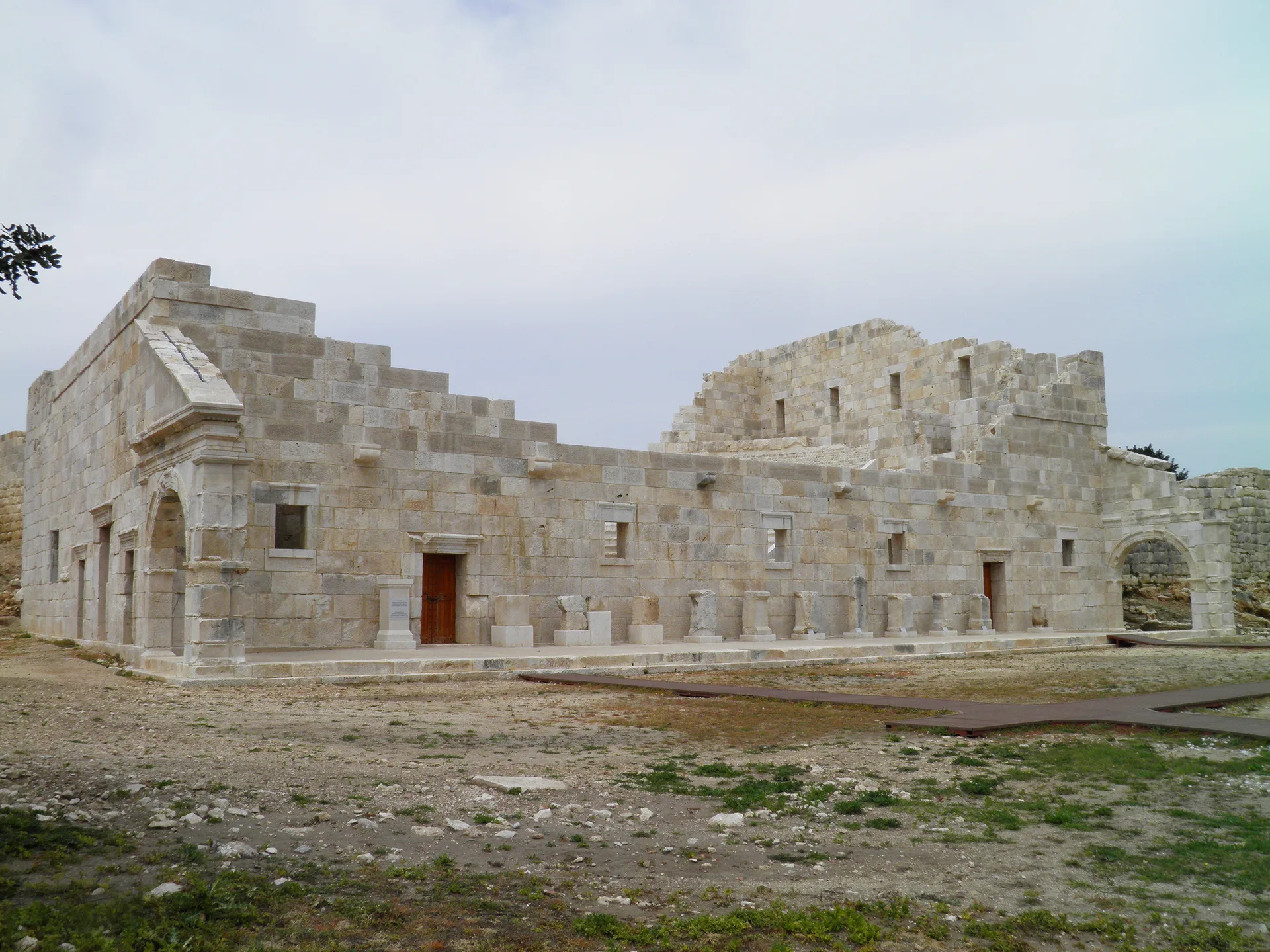 Patara'da restore edilen Likya Birliği Meclis Binası'nın dış görünümü