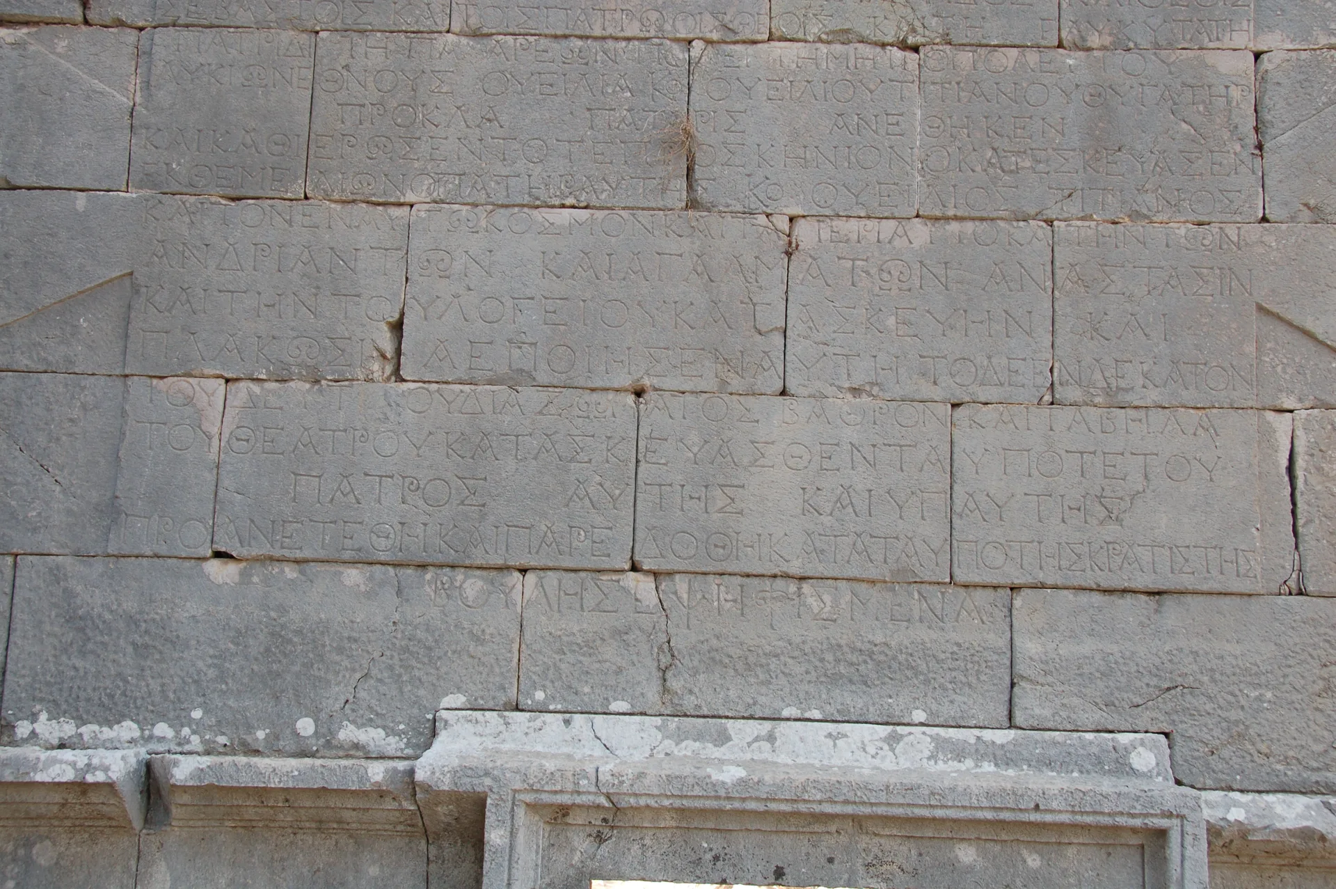 Patara Likya Birliği Meclis Binası'ndaki yazıt ve taş yapı ayrıntıları