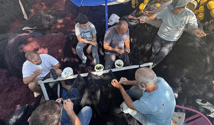 Karasu'da Sakarya Nehri kıyısına bağlanmış balıkçı tekneleri