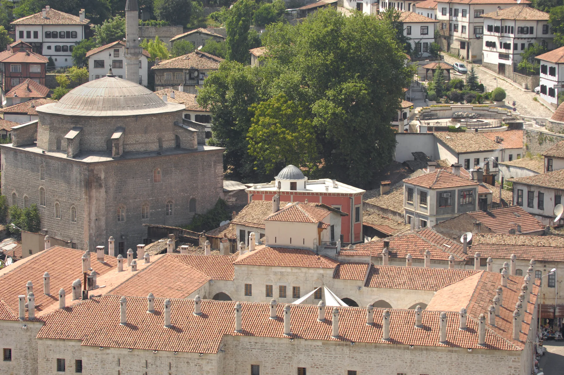 Safranbolu çatıları arasında Cinci Hanı'nın genel görünümü