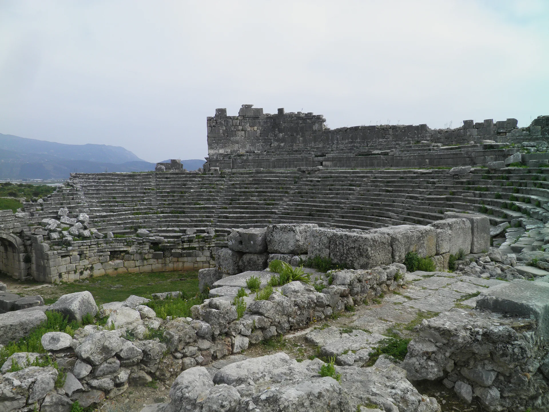 Xanthos Antik Tiyatrosu'nun taş oturma sıraları