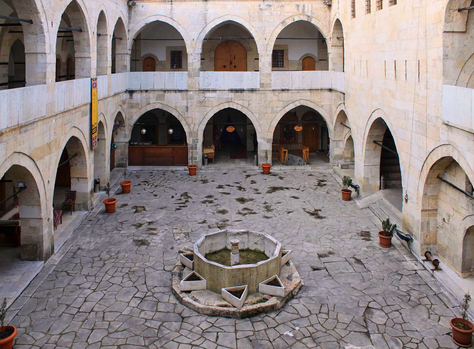 Cinci Hanı'nın revaklı taş avlusu ve ortadaki havuz