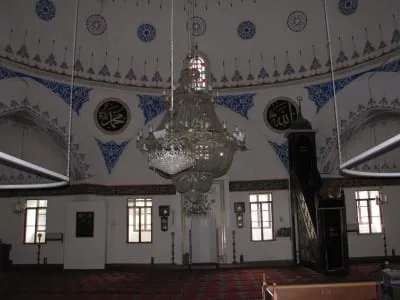 Yıldırım Bayezid Camii'nin taş duvarları ve kubbesi