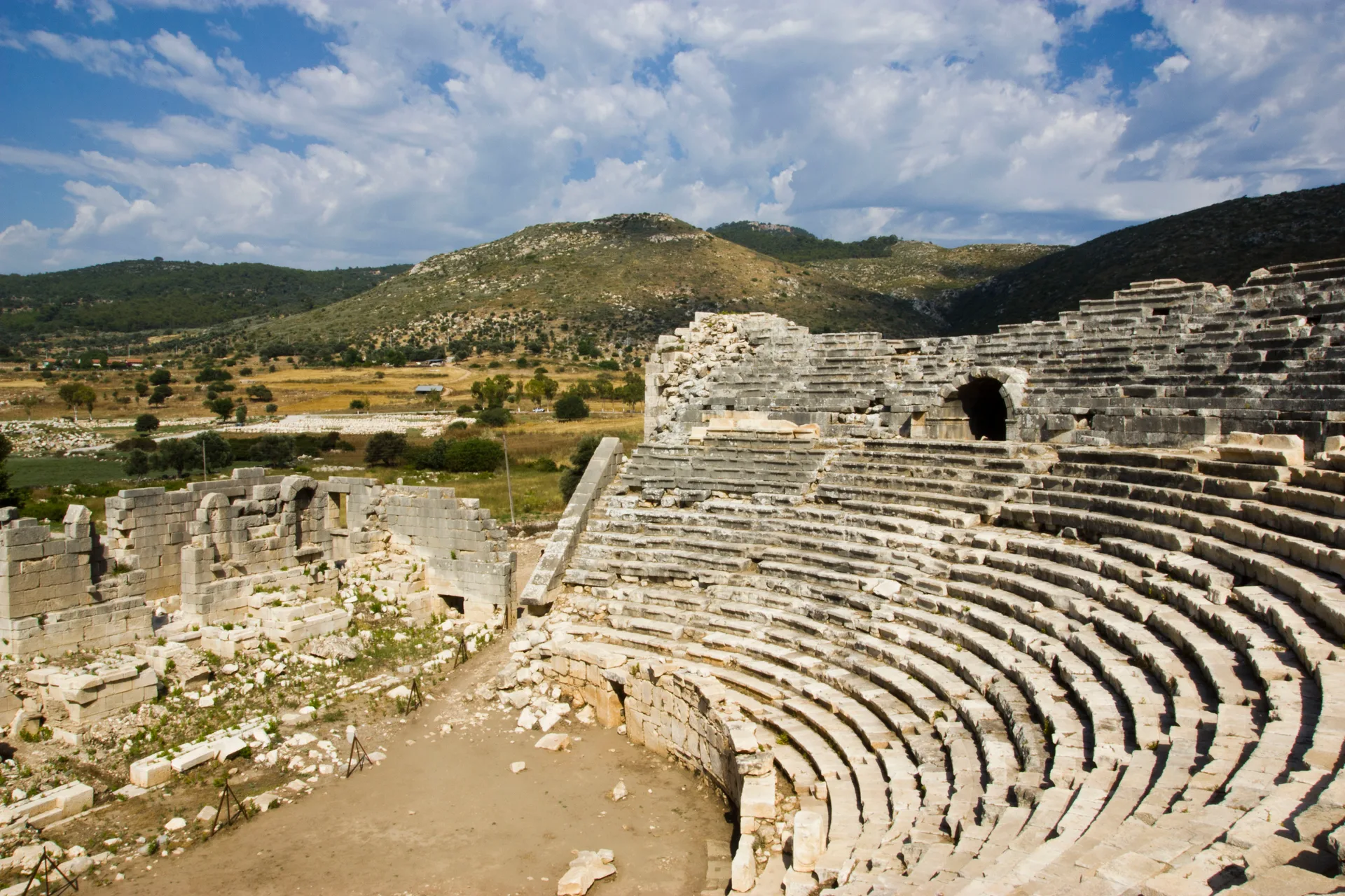 Patara Antik Tiyatrosu ve çevresindeki arkeolojik kalıntılar
